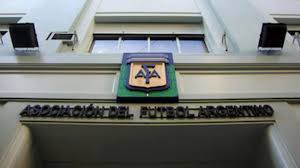 La AFA defendió su gestión económica y apuntó contra operaciones de desgaste institucional