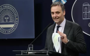 Caso Adorni: se confirmó que viajó a Aruba en primera clase junto a su esposa e hijos