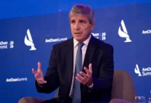 Desde Washington, Caputo afirmó que no se van a desviar “ni un centímetro” del rumbo económico