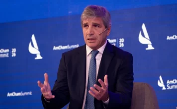 Desde Washington, Caputo afirmó que no se van a desviar “ni un centímetro” del rumbo económico