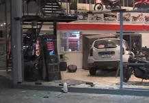 Una camioneta quedó incrustada en una concesionaria en Floresta tras chocar con una moto