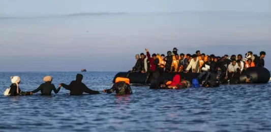 Francia y Reino Unido firman acuerdo para frenar migración en situación irregular