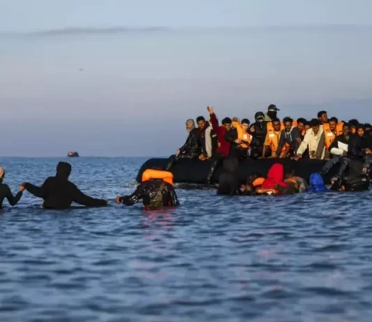 Francia y Reino Unido firman acuerdo para frenar migración en situación irregular