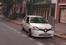 Choque y vuelco en Flores: un conductor se durmió e impactó contra dos autos