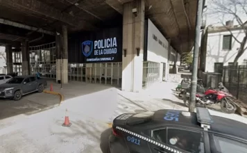 Tragedia en Flores: un camión chocó contra un cartel que cayó desde la autopista y mató a un policía