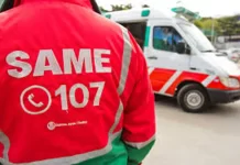 Un camionero se descompensó en Palermo, chocó y volcó: una joven fue atropellada