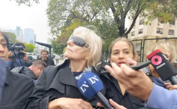 Las dos jubiladas que le prestaron dólares a Adorni declararon en Comodoro Py