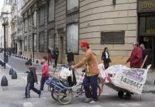 Ingresos: una familia tipo porteña necesitó más de $1,5 millones en abril para no ser pobre
