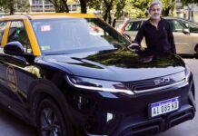 “No piso más una estación de servicio”: el primer taxista con auto eléctrico del país contó cuánto ahorra