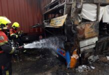 Tragedia en Bangkok: un accidente múltiple entre un tren y un micro dejó al menos ocho muertos