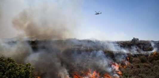 Un incendio forestal en el sur de California obliga a evacuar a más de 17.000 residentes