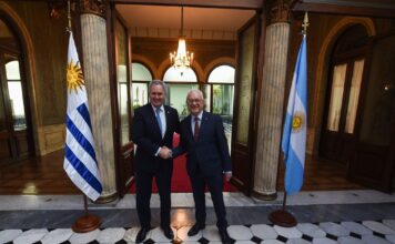 Tras una reunión de cancilleres, Uruguay se comprometió a analizar la relocalización de una planta industrial que genera protestas