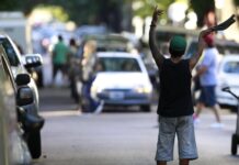 Mientras endurecen sanciones, una universidad de Córdoba ensaya un plan de inclusión laboral para los “naranjitas”