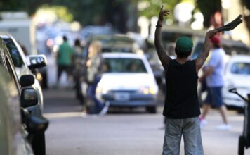 Mientras endurecen sanciones, una universidad de Córdoba ensaya un plan de inclusión laboral para los “naranjitas”