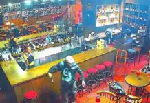 El momento en el que dos ladrones entraron a robar armados a un bar de Palermo y fueron detenidos por la Policía