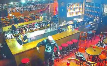 El momento en el que dos ladrones entraron a robar armados a un bar de Palermo y fueron detenidos por la Policía