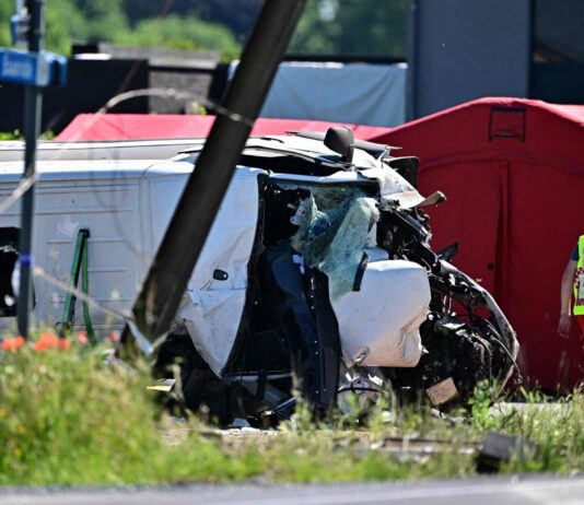 Un tren chocó contra un autobús escolar en Bélgica y hay varios muertos