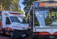 Dos heridos por el choque entre un colectivo y una ambulancia en Palermo