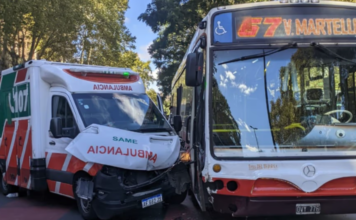 Dos heridos por el choque entre un colectivo y una ambulancia en Palermo