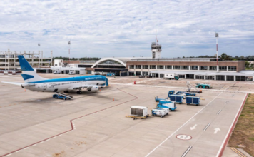 Rosario: intentaron tener sexo en un avión y terminaron detenidos por exhibicionismo