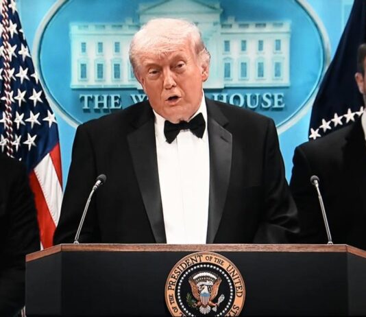 Trump felicitó a De la Espirella por su victoria en el balotaje de Colombia