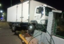 Un camión chocó contra el muro del tren Sarmiento en Villa Devoto
