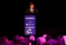 Milei promueve el desarrollo de la Inteligencia Artificial en Argentina, pero “sin regular”