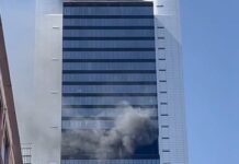 Evacúan una torre en Madrid por una explosión y una fuerte columna de humo