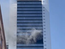 Evacúan una torre en Madrid por una explosión y una fuerte columna de humo