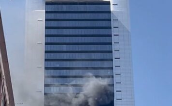 Evacúan una torre en Madrid por una explosión y una fuerte columna de humo