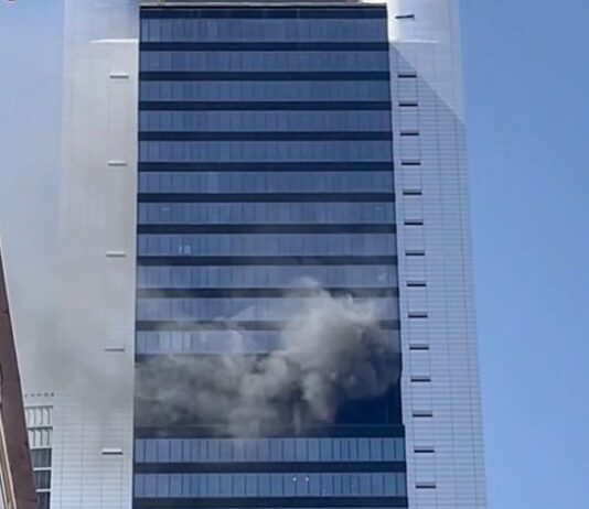 Evacúan una torre en Madrid por una explosión y una fuerte columna de humo