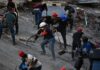 Solos frente a la tragedia, los venezolanos remueven los escombros con pico y pala en busca de sobrevivientes