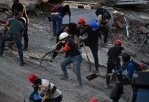 Solos frente a la tragedia, los venezolanos remueven los escombros con pico y pala en busca de sobrevivientes