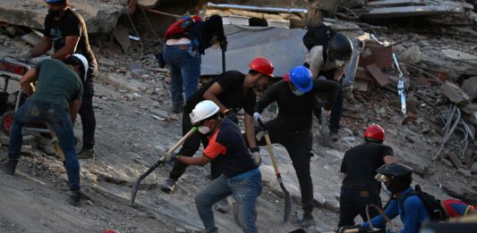 Solos frente a la tragedia, los venezolanos remueven los escombros con pico y pala en busca de sobrevivientes