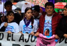 Los abuelos de Agostina Vega encabezaron en Córdoba la marcha en reclamo de justicia
