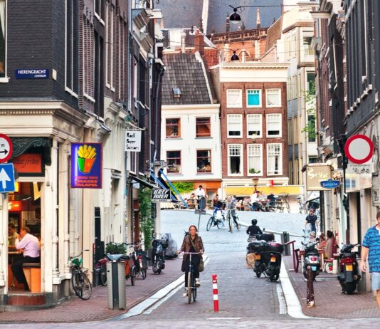 Tres niños y un adulto que iban en bicicleta murieron tras ser atropellados por un auto en Holanda