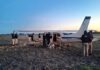 Hallaron un avión abandonado en una zona rural del norte de Santa Fe y buscan corroborar si fue usado para traficar droga