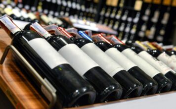 Trump amenaza con arancel del 100 % al champagne y el vino franceses