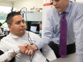 Revolución Médica: Un Implante Cerebral Restaura Movimiento y Tacto a un Tetrapléjico
