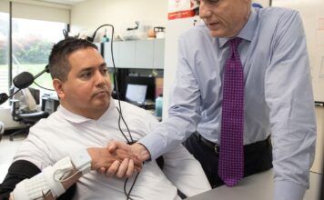 Revolución Médica: Un Implante Cerebral Restaura Movimiento y Tacto a un Tetrapléjico