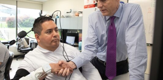 Revolución Médica: Un Implante Cerebral Restaura Movimiento y Tacto a un Tetrapléjico