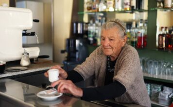 Anna Possi: La Barista Centenaria que Desafía el Paso del Tiempo
