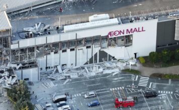 Una explosión provoca un derrumbe en un centro comercial de Japón y buscan a decenas de desaparecidos