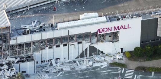 Una explosión provoca un derrumbe en un centro comercial de Japón y buscan a decenas de desaparecidos