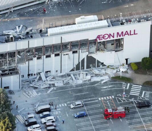 Una explosión provoca un derrumbe en un centro comercial de Japón y buscan a decenas de desaparecidos