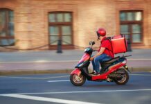 Crecen las deudas de los trabajadores con las aplicaciones de delivery y piden regular las tasas
