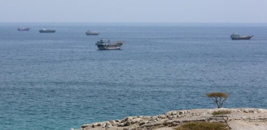 Irán lanzó misiles contra buques petroleros de Emiratos Árabes en el estrecho de Ormuz: un muerto