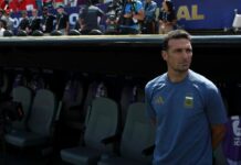 Scaloni hasta las lágrimas: el DT argentino puso en duda su continuidad tras la derrota ante España