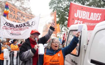 La CGT y las dos CTA marcharon junto a los jubilados con críticas al Gobierno