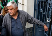 Protesta desesperada de un militar retirado por la salud de su esposa